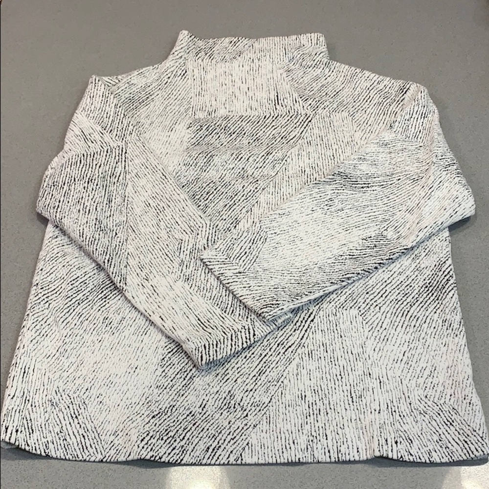 Theory turtle neck top white / black size S
